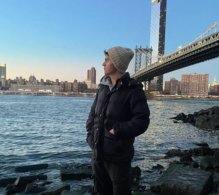Fernando Paterson frente al puente de Manhattan, Nueva York