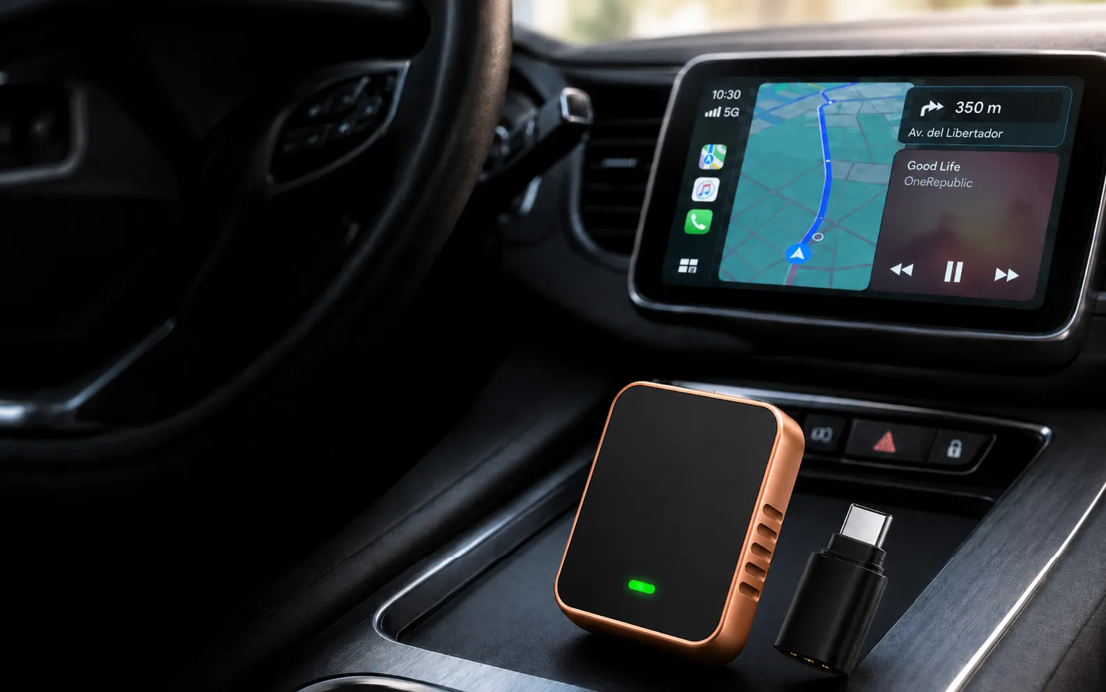 Adaptador CarPlay de Auvra funcionando en el salpicadero de un coche