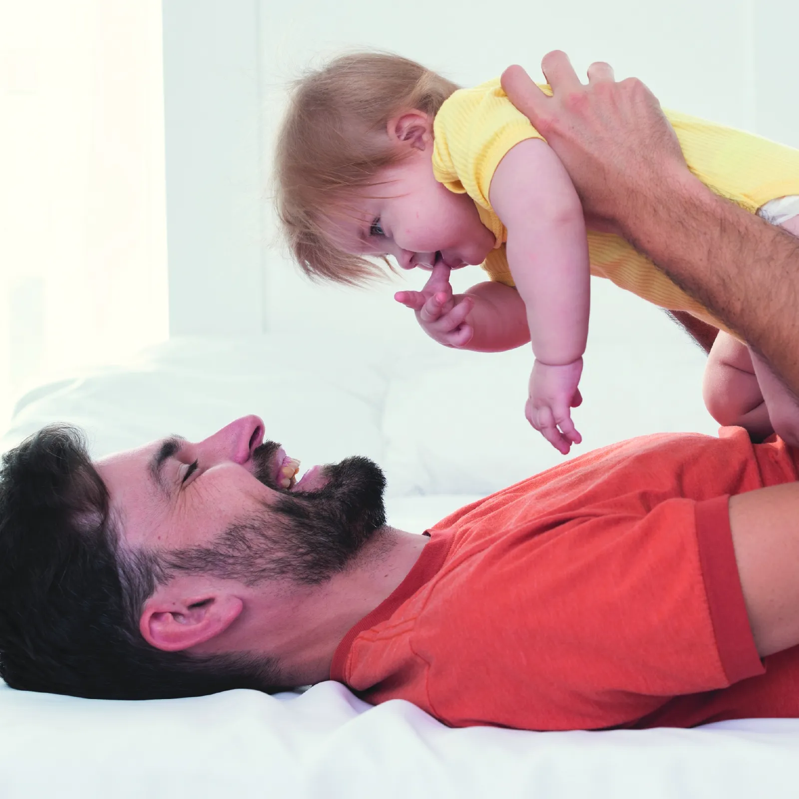 Padre jugando con su bebé sobre una alfombra Valbaby, fotografía de e-commerce